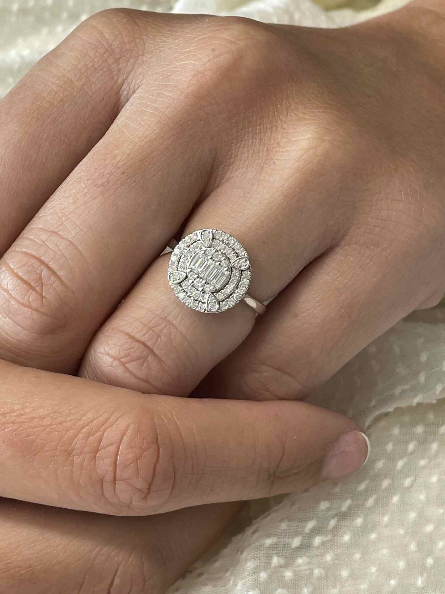 Anillo TOMASA centro redondo baguettes y brillantes en oro blanco