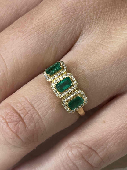 Anillo ANGER en oro 18 ktes 3 centros de esmeralda o zafiro con brillantes