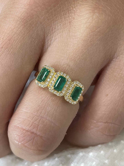 Anillo ANGER en oro 18 ktes 3 centros de esmeralda o zafiro con brillantes