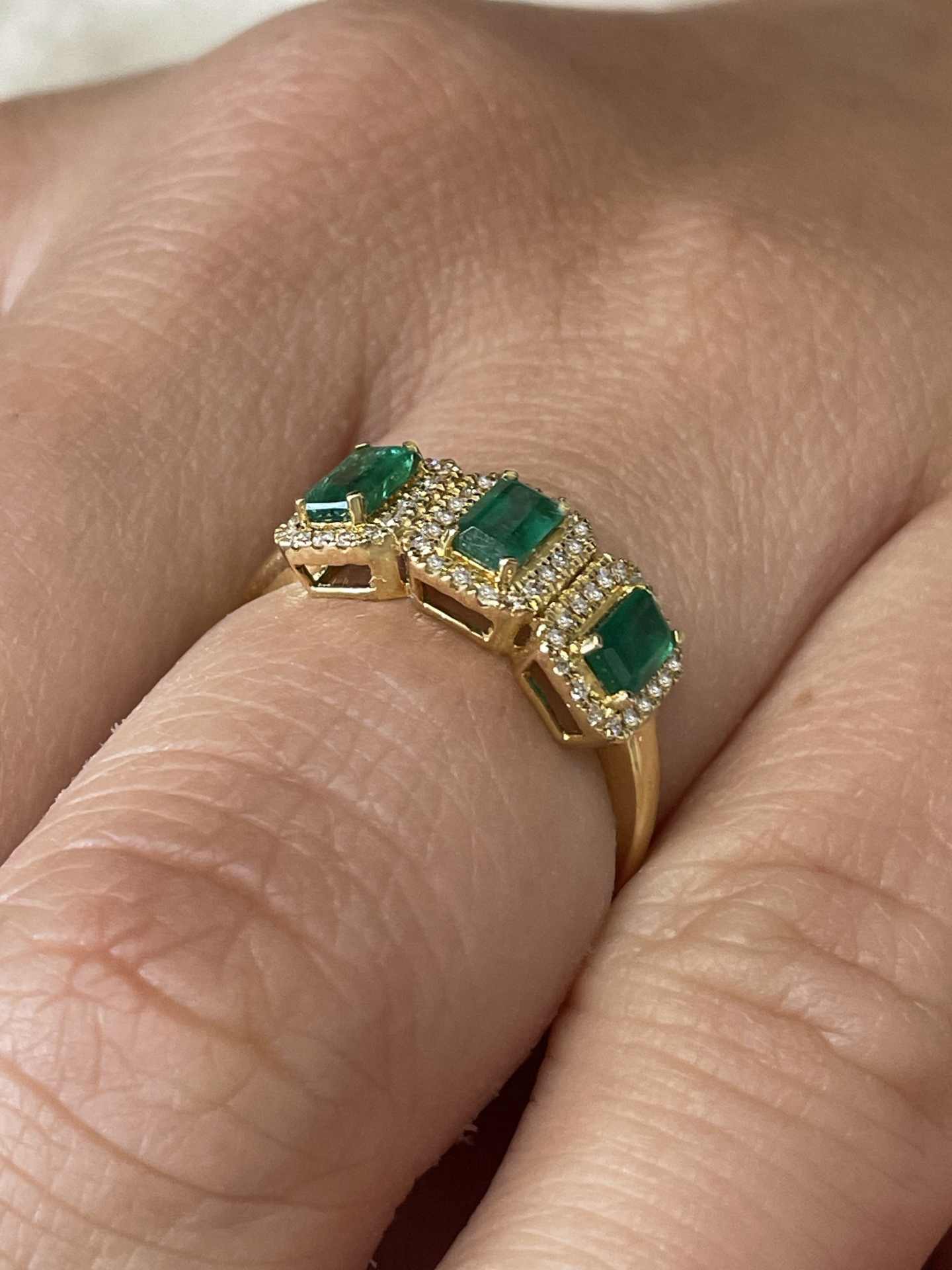 Anillo ANGER en oro 18 ktes 3 centros de esmeralda o zafiro con brillantes