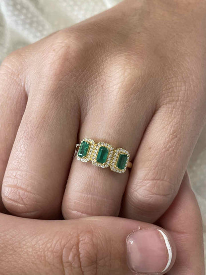 Anillo ANGER en oro 18 ktes 3 centros de esmeralda o zafiro con brillantes