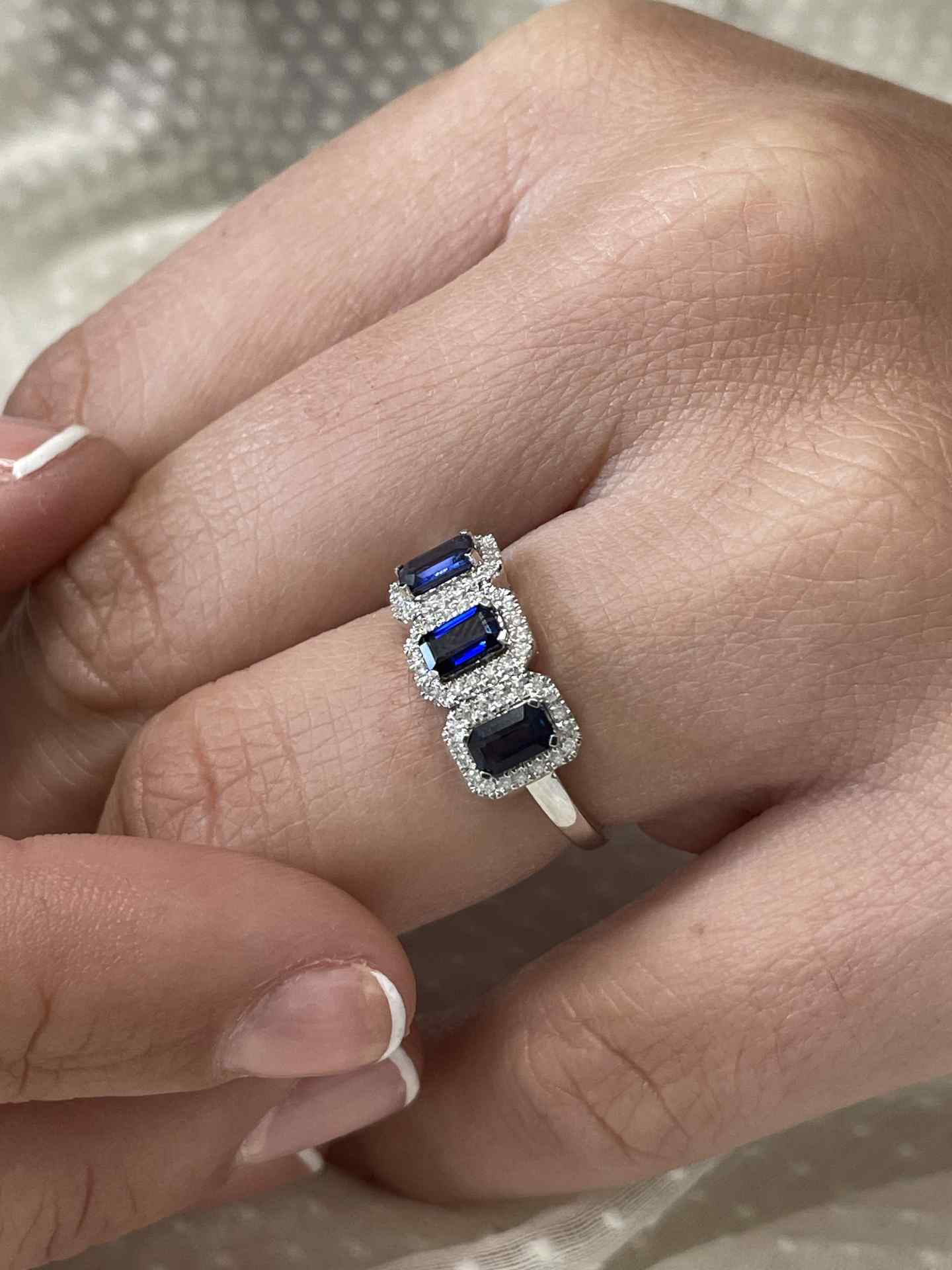 Anillo ANGER en oro 18 ktes 3 centros de esmeralda o zafiro con brillantes