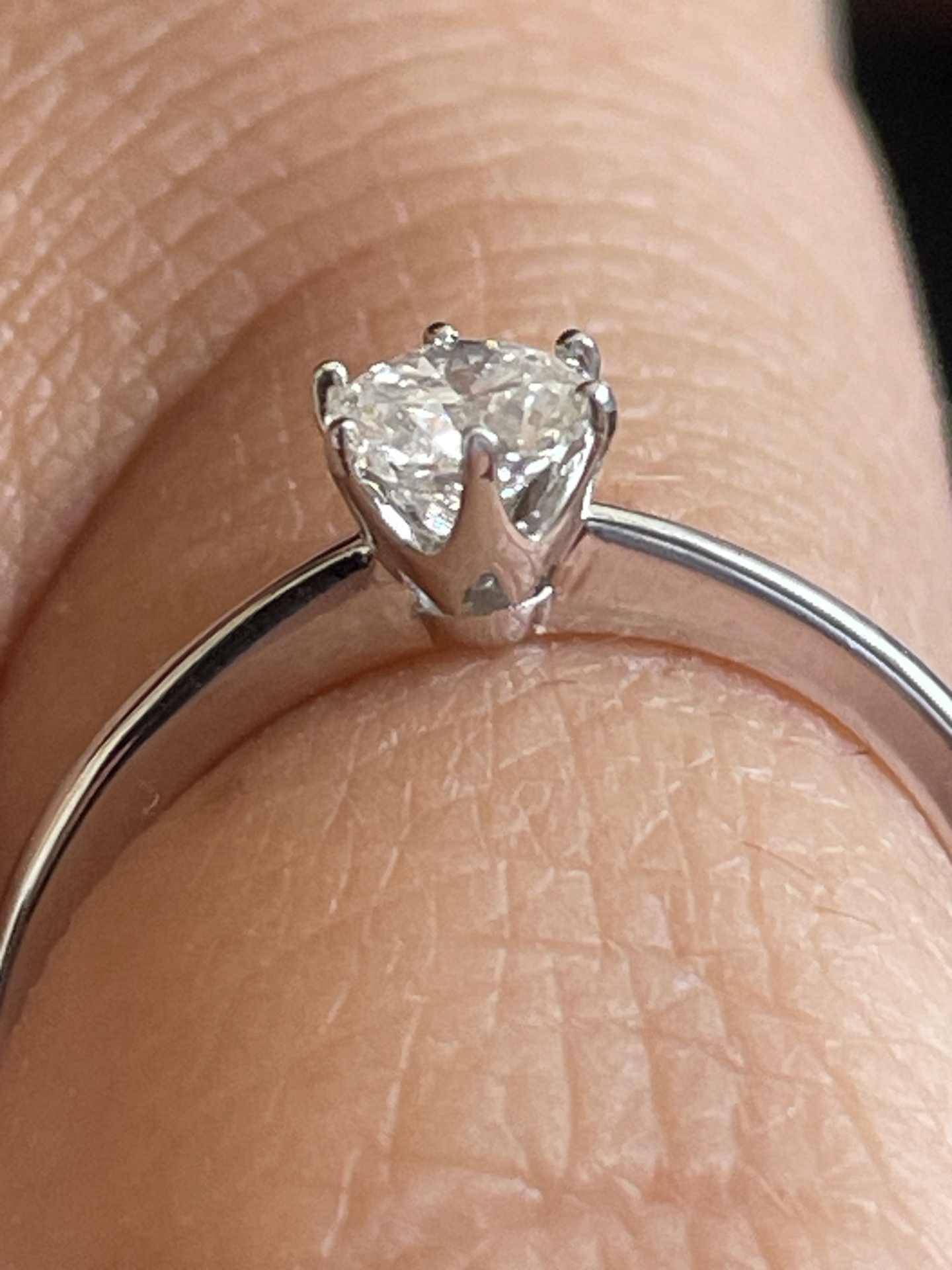 Anillo CALAIS solitario de brillante seis garras en oro blanco de 18 ktes