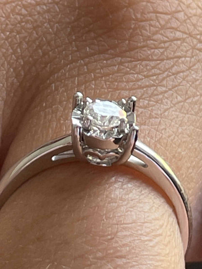 Anillo BREST solitario de brillante en oro blanco de 18 kilates.