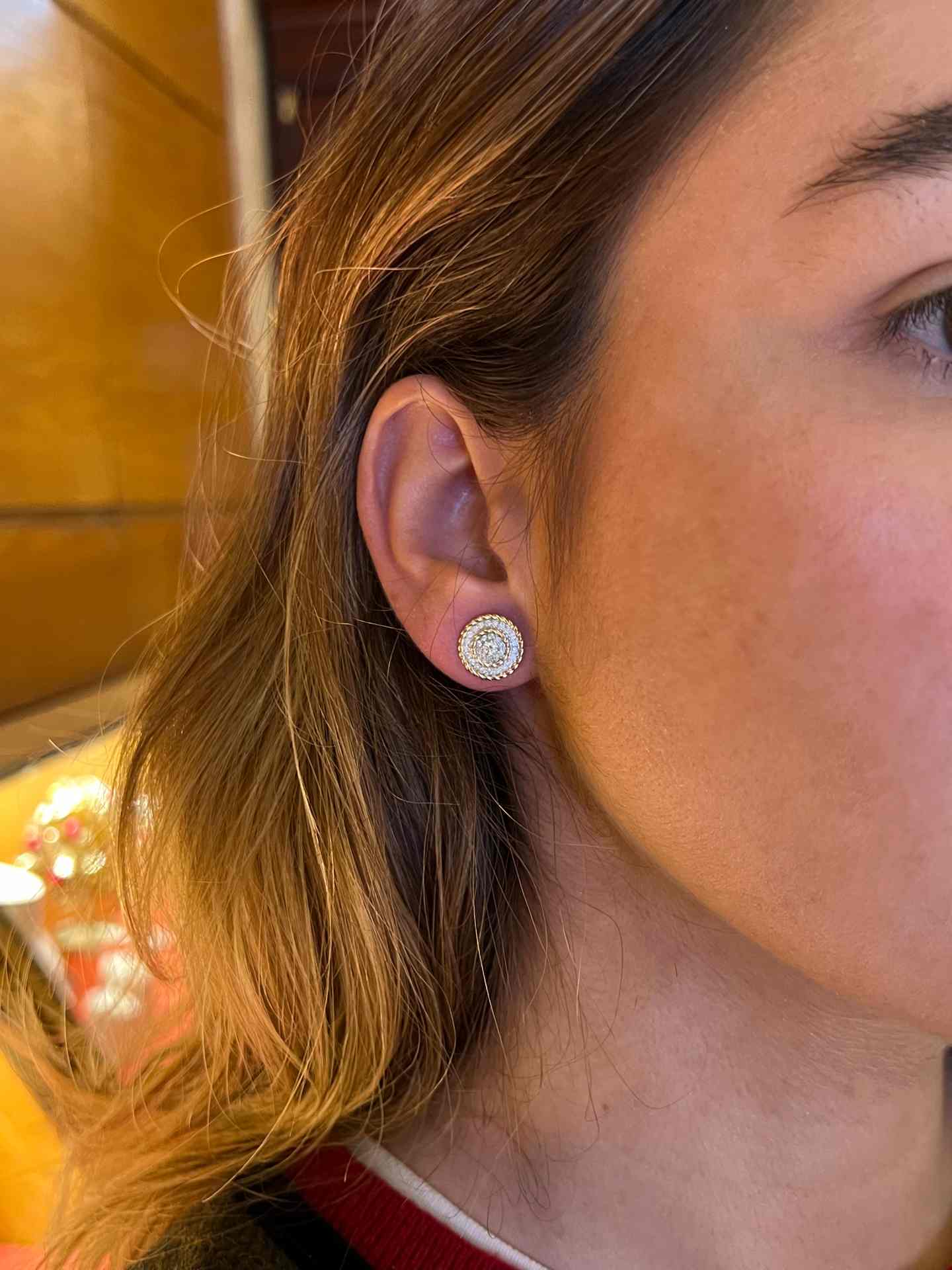 Pendientes cortos BEATRIZ en oro amarillo de 18 kilates y diamantes.