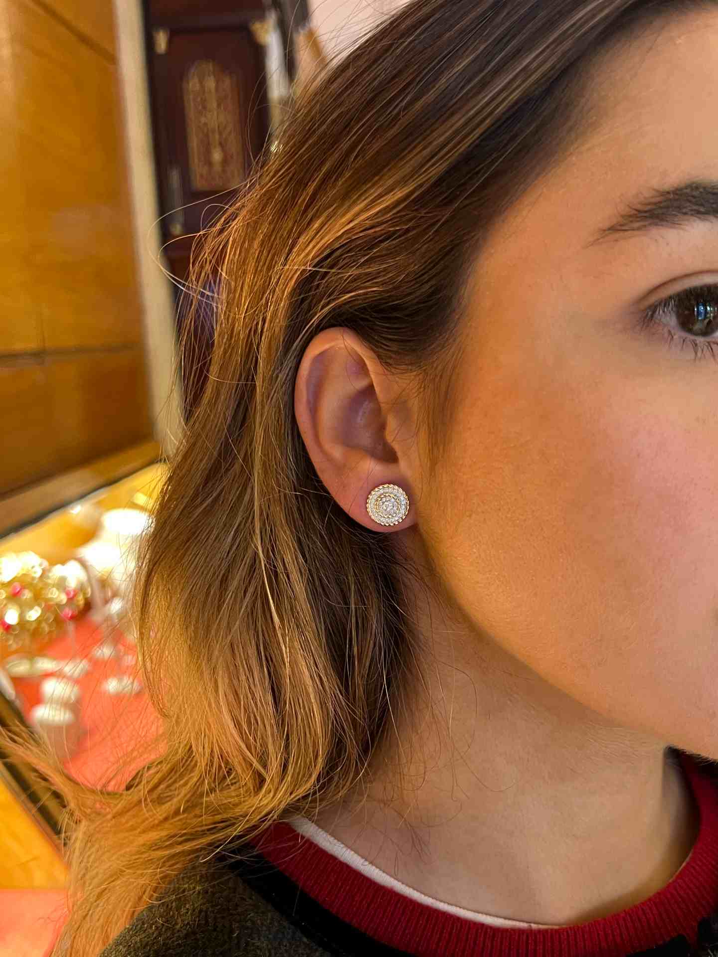 Pendientes cortos BEATRIZ en oro amarillo de 18 kilates y diamantes.