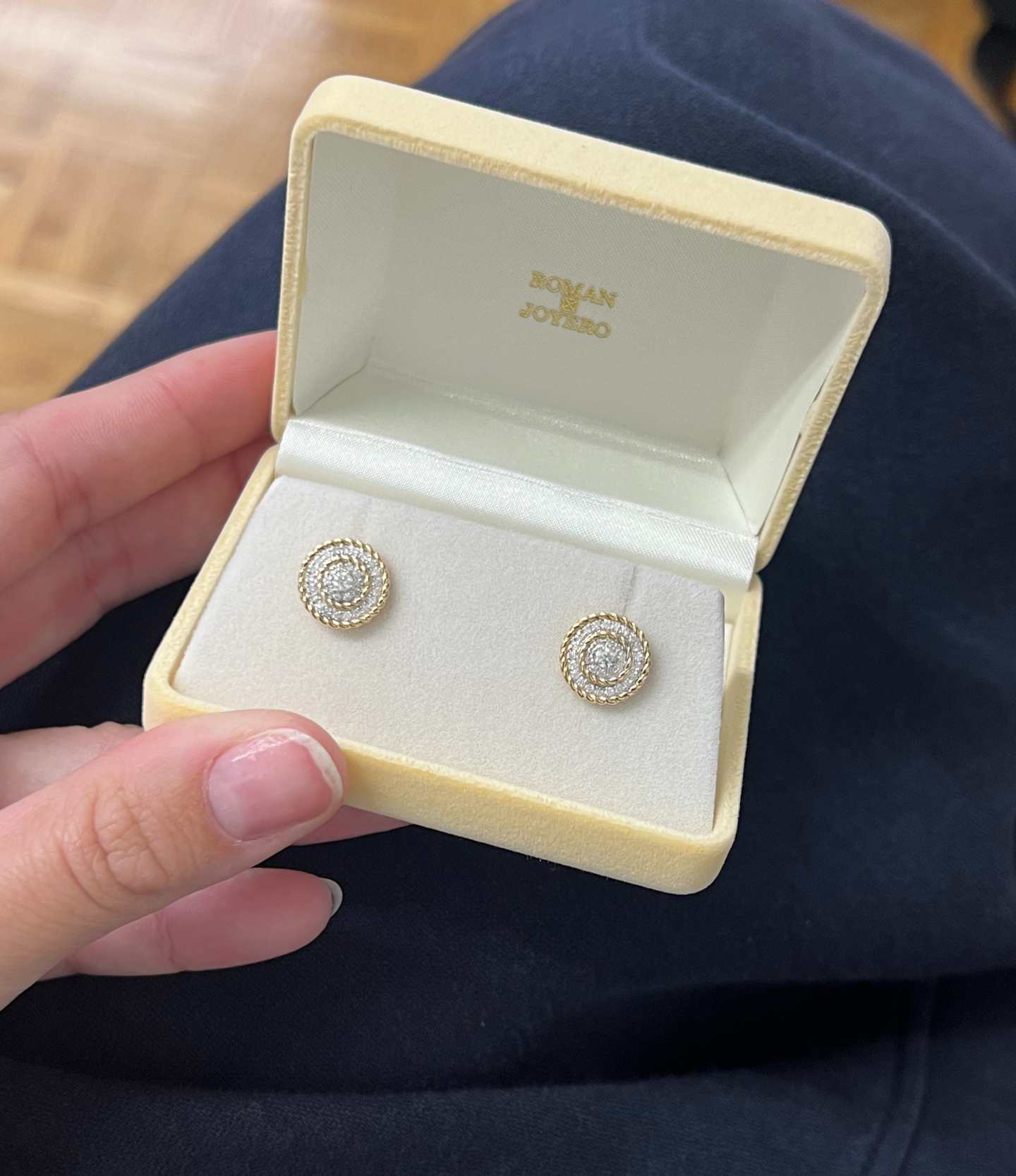 Pendientes cortos BEATRIZ en oro amarillo de 18 kilates y diamantes.