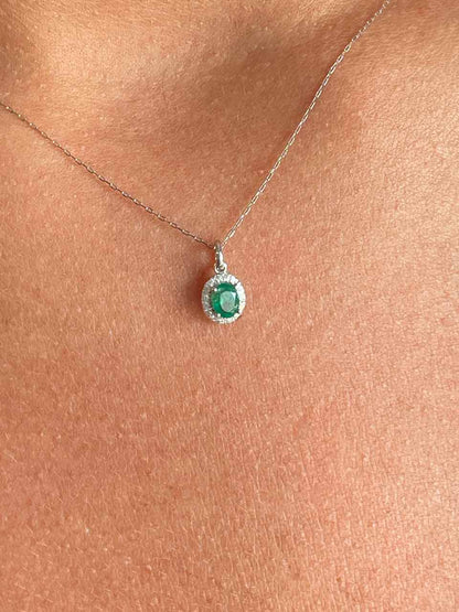 Gargantilla SALAK con colgante oro blanco 18 ktes brillantes y esmeralda.