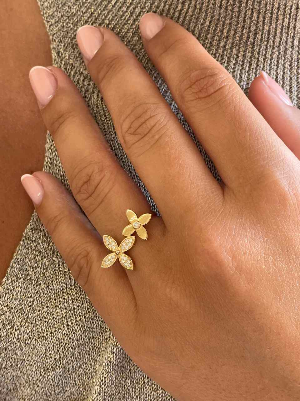 Anillo CAQUI centro con flores y brillantes en oro amarillo de 18 kilates