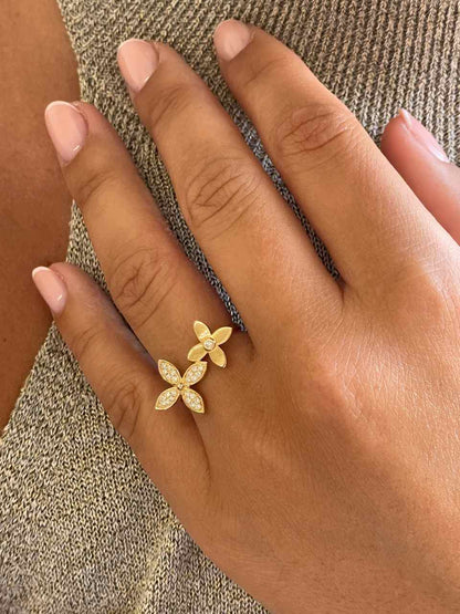 Anillo CAQUI centro con flores y brillantes en oro amarillo de 18 kilates