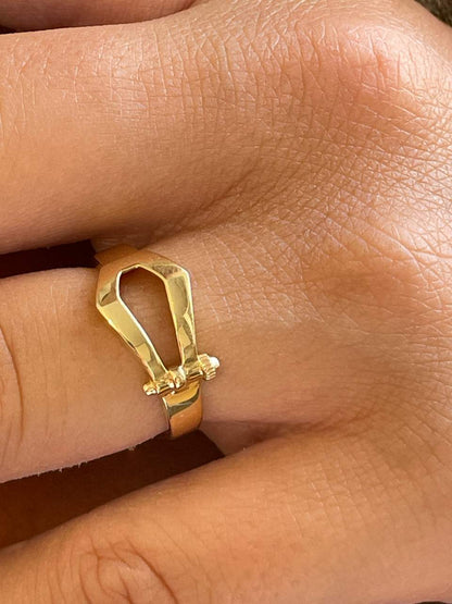 Anillo PITANGA de oro amarillo de 18 kilates forma de hebilla