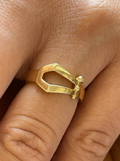 Anillo PITANGA de oro amarillo de 18 kilates forma de hebilla