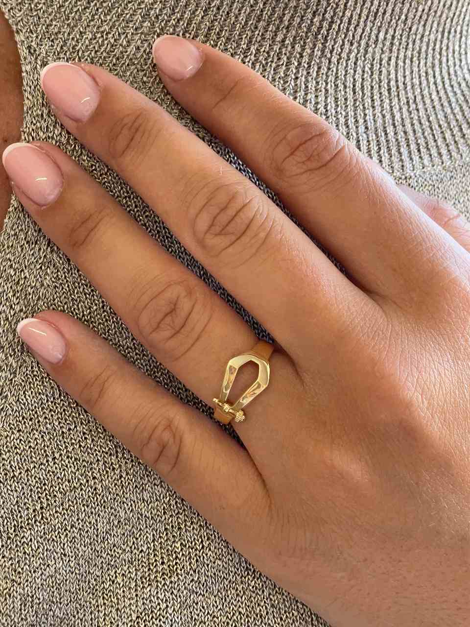 Anillo PITANGA de oro amarillo de 18 kilates forma de hebilla