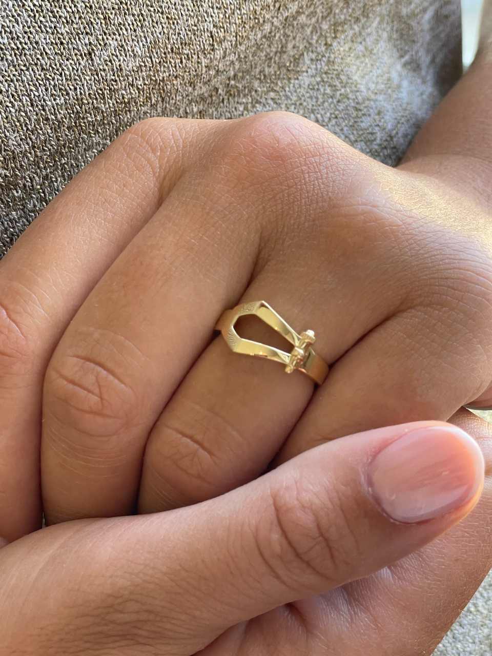 Anillo PITANGA de oro amarillo de 18 kilates forma de hebilla