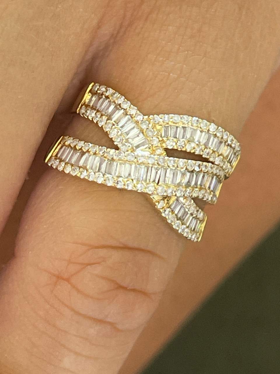 Anillo AZUFAIFO de alianzas entrecruzadas con brillantes en oro amarillo