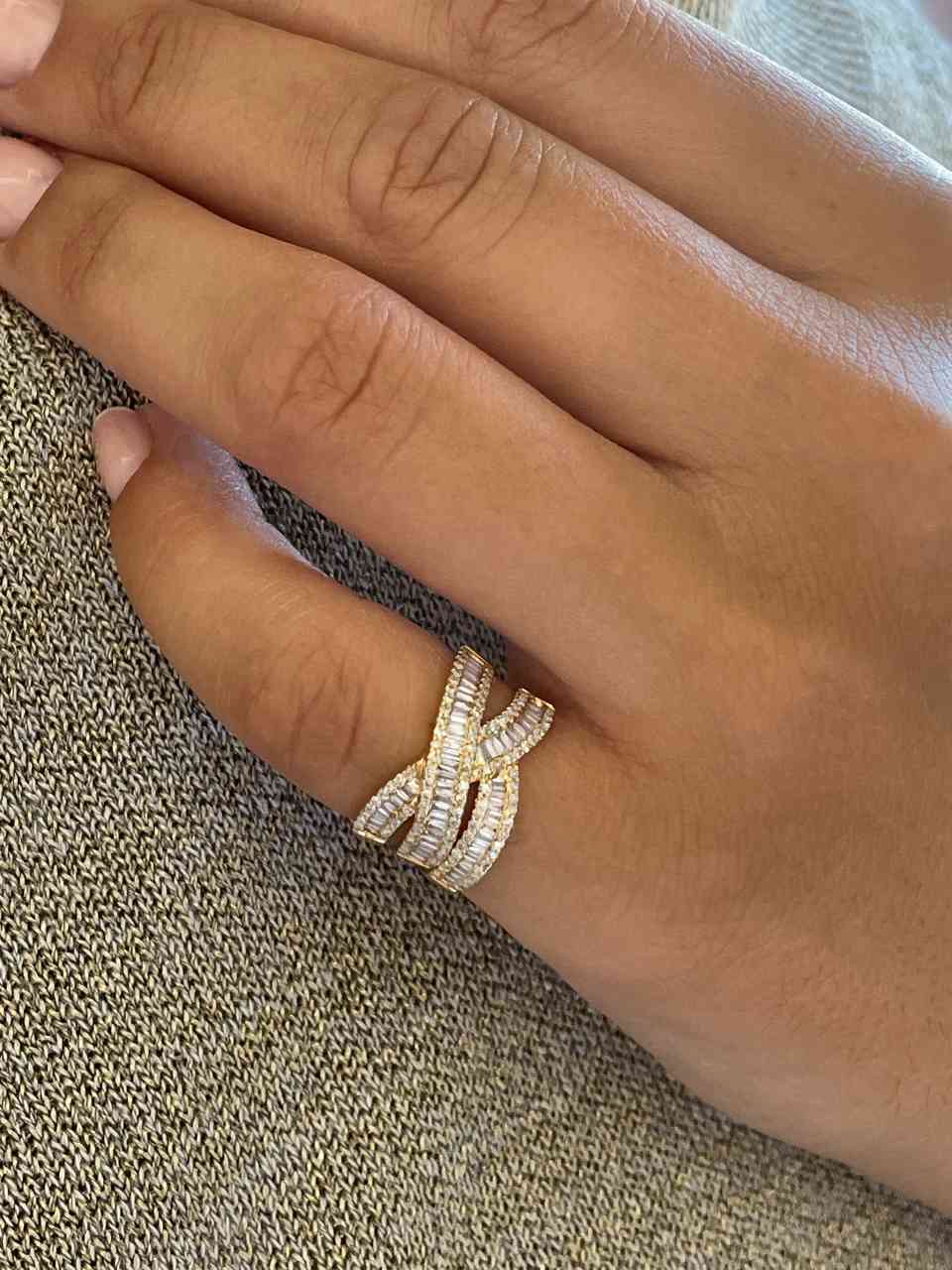 Anillo AZUFAIFO de alianzas entrecruzadas con brillantes en oro amarillo