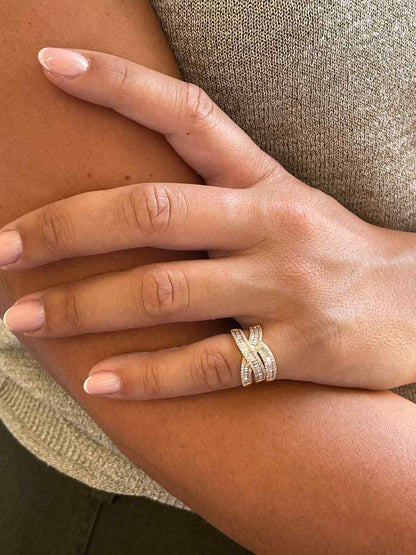 Anillo AZUFAIFO de alianzas entrecruzadas con brillantes en oro amarillo