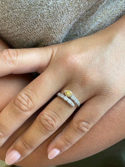 Anillo BAYA serpiente en oro blanco 18 ktes con brillantes blanco y amarillos