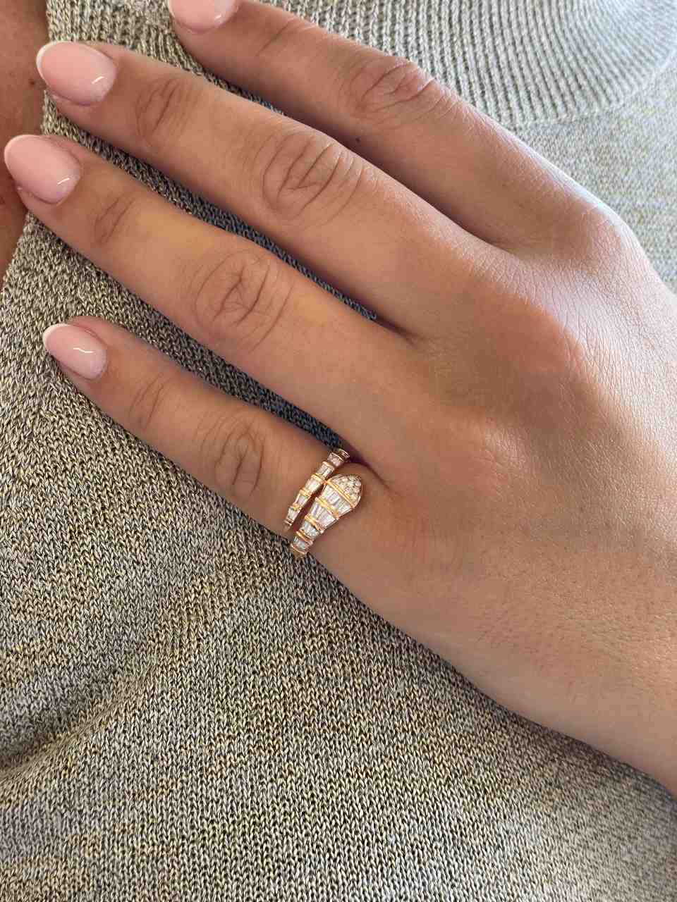Anillo PLATANO serpiente en oro rosa 18 ktes con brillantes y baguettes