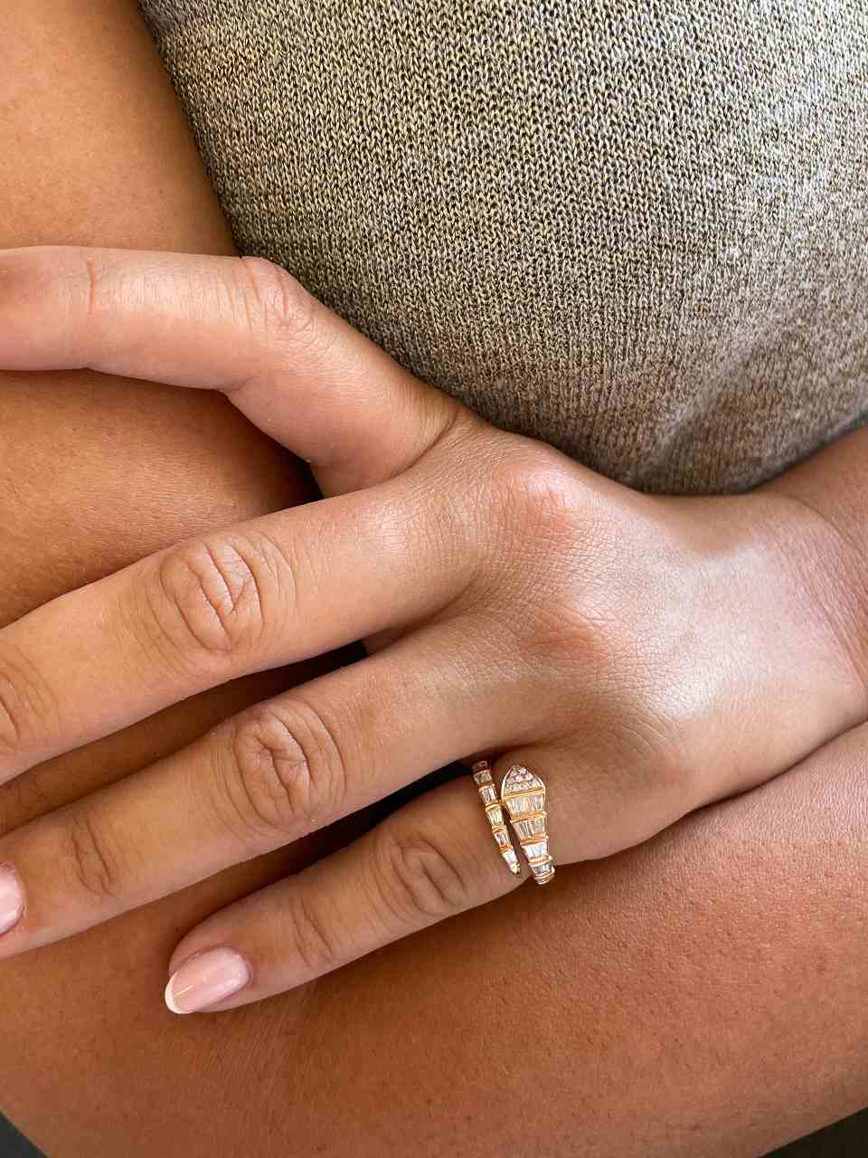 Anillo PLATANO serpiente en oro rosa 18 ktes con brillantes y baguettes
