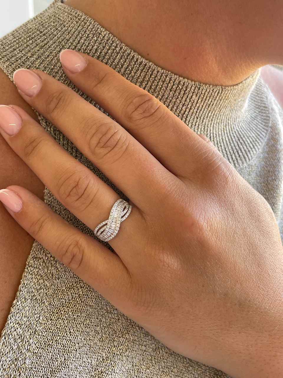 Anillo UCHUVA  alianzas baguettes y brillantes en oro blanco 18 ktes