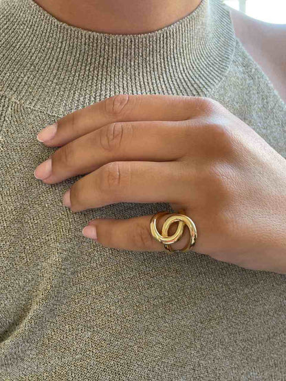 Anillo LUCUMA de oro amarillo de 18 kilates forma de nudo tu y yo