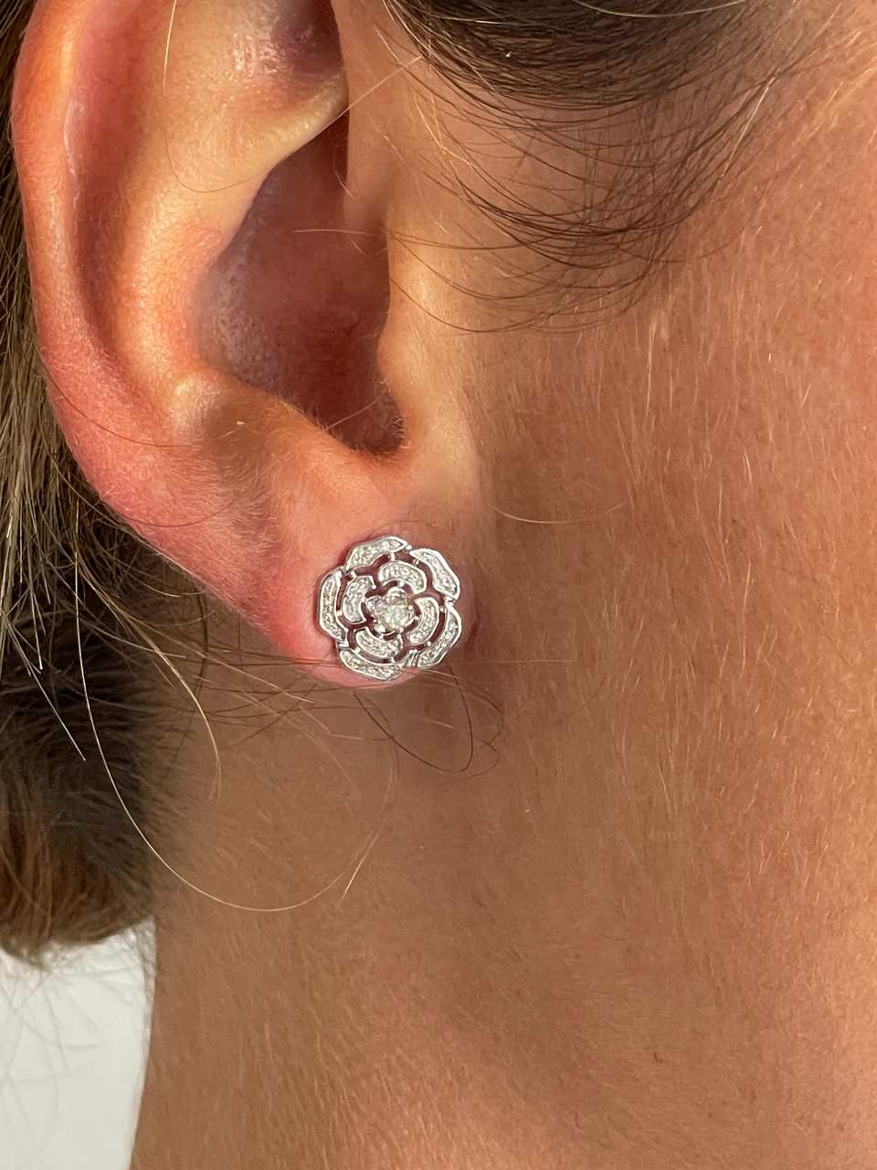 Pendientes FRESA flor en oro blanco de 18 kilates con diamantes talla brillante