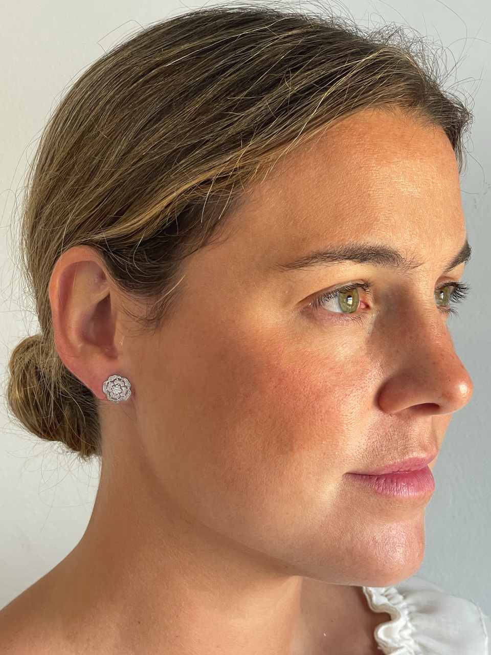 Pendientes FRESA flor en oro blanco de 18 kilates con diamantes talla brillante