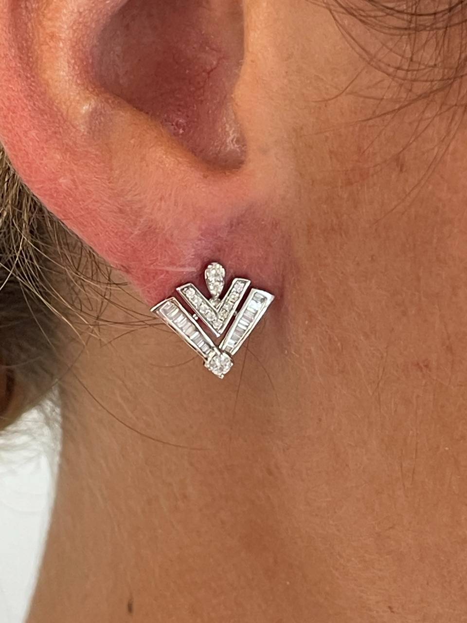 Rosehip earrings in 18k white gold with diamonds and baguettes