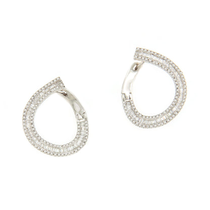 Pendiente PERA en oro blanco 18 kilates con diamantes y baguettes