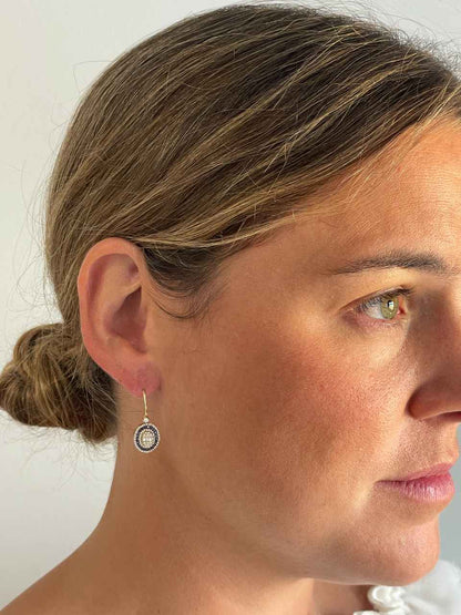 Pendientes LUCUMA largos en oro amarillo de 18 ktes zafiros y diamantes