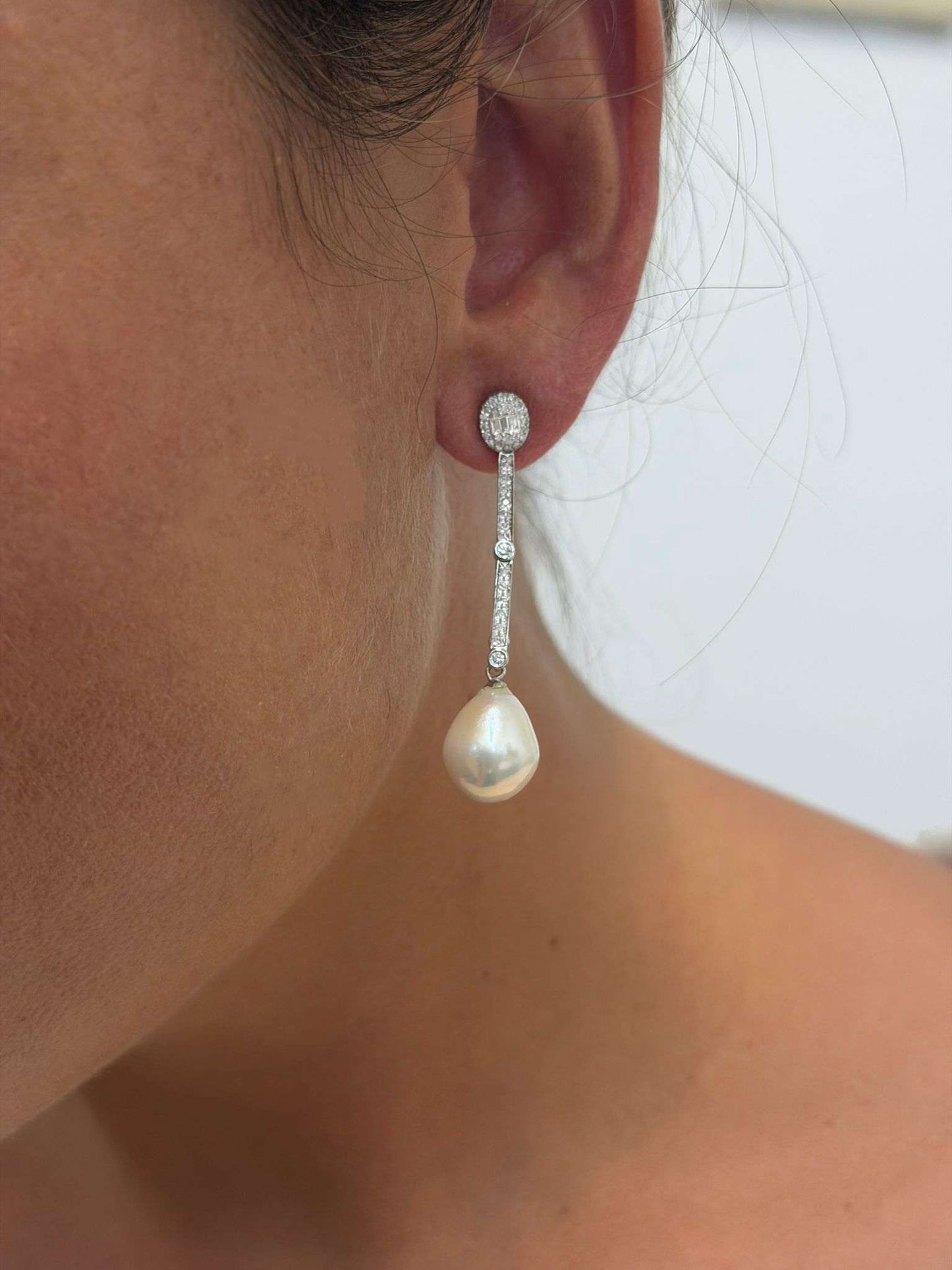 CUDILLERO earring in 18k white gold with diamonds and baguettes.