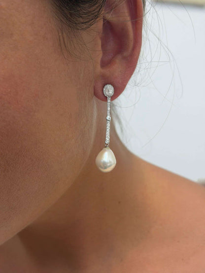 CUDILLERO earring in 18k white gold with diamonds and baguettes.