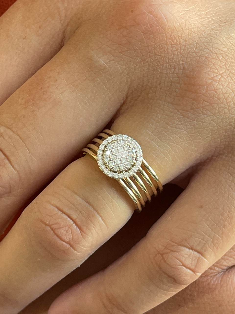 Anillo MADROÑO centro con orla en brillantes en oro amarillo 18 ktes