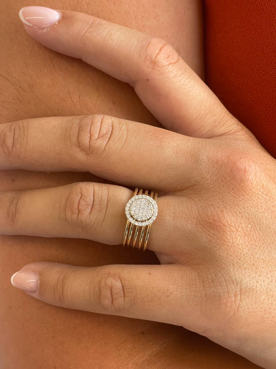 Anillo MADROÑO centro con orla en brillantes en oro amarillo 18 ktes