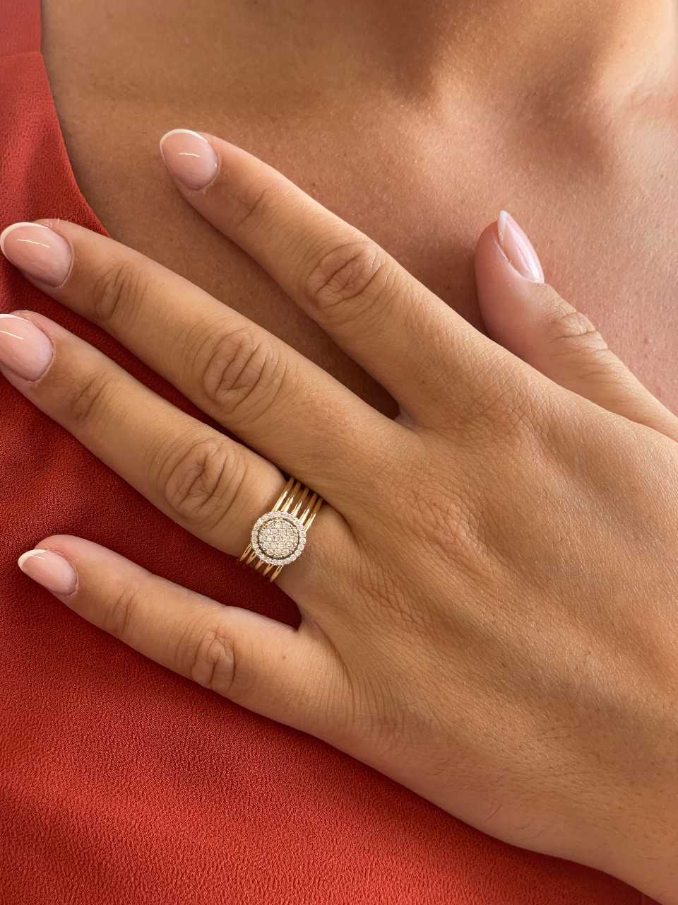 Anillo MADROÑO centro con orla en brillantes en oro amarillo 18 ktes