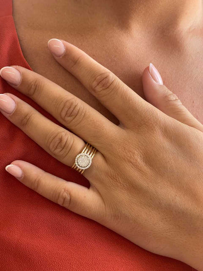 Anillo MADROÑO centro con orla en brillantes en oro amarillo 18 ktes