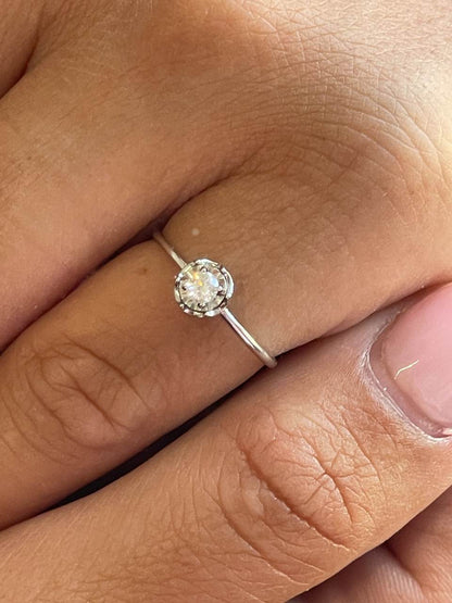 Anillo IMBE solitario de brillantes con vista de ilusión en oro 18 ktes.