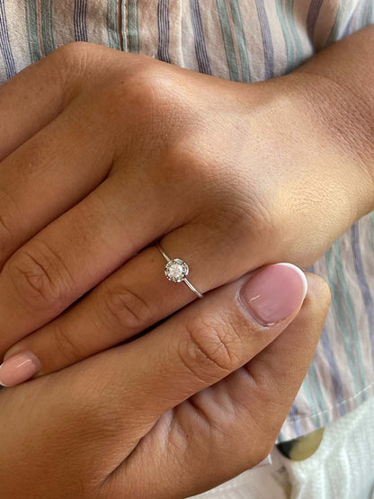 Anillo IMBE solitario de brillantes con vista de ilusión en oro 18 ktes.