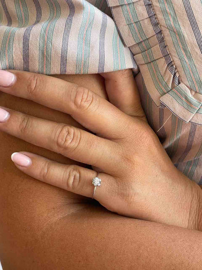 Anillo IMBE solitario de brillantes con vista de ilusión en oro 18 ktes.