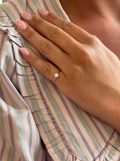 Anillo IMBE solitario de brillantes con vista de ilusión en oro 18 ktes.