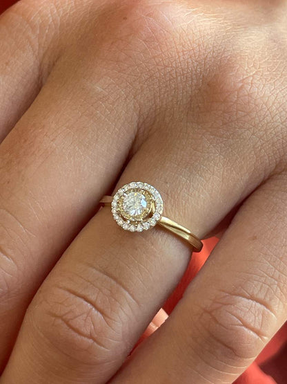 Anillo CARDIFF solitario roseta con diamantes en oro amarillo de 18 ktes.