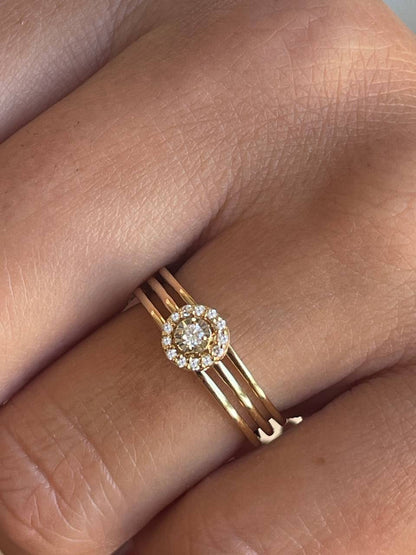 SAROY solitaire ring with diamond rosette in 18k yellow gold