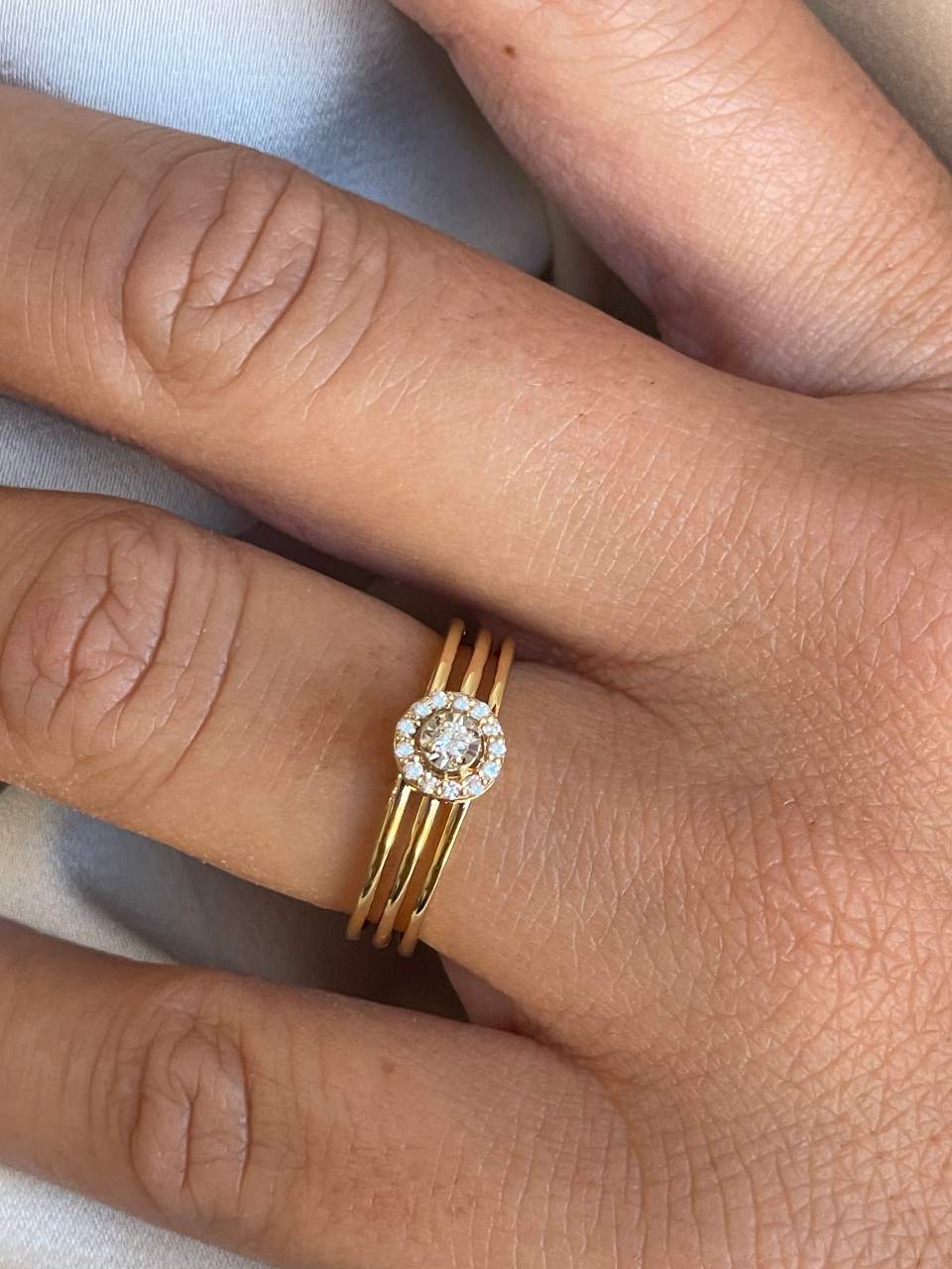 SAROY solitaire ring with diamond rosette in 18k yellow gold
