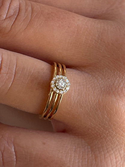 SAROY solitaire ring with diamond rosette in 18k yellow gold