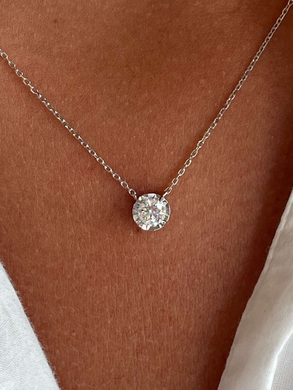 Cadenita LINZ de oro blanco de 18 Kilates con solitario de brillante.