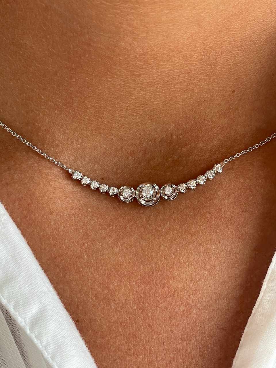 Gargantilla AKEE con centros tipo riviere de brillantes en oro blanco