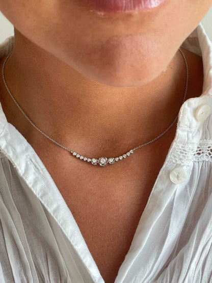 Gargantilla AKEE con centros tipo riviere de brillantes en oro blanco
