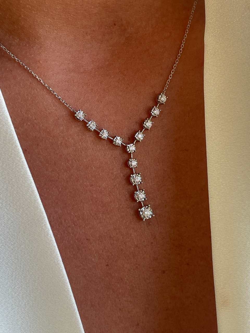 Gargantilla LIBERIA con chorrera tipo riviere de brillantes en oro blanco 18 ktes