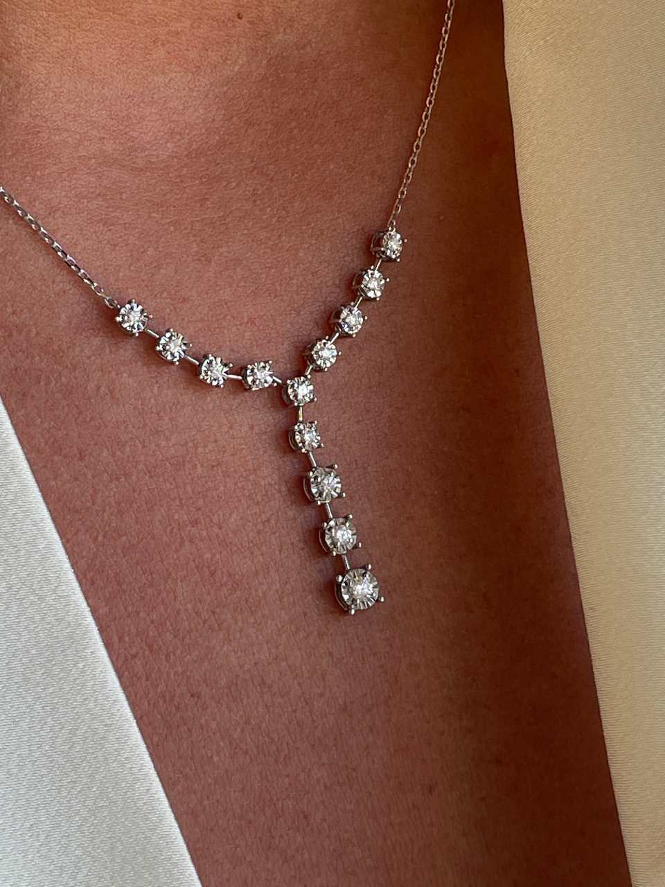 Gargantilla LIBERIA con chorrera tipo riviere de brillantes en oro blanco 18 ktes